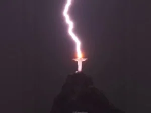 Raio que atingiu Cristo Redentor queimou luzes, internet e equipamentos
