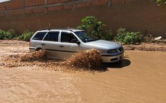 Moradores enfrentam lama e risco de atolar em rua sem pavimentação