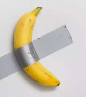 Visitante come banana de obra de arte avaliada em R$ 33 milhões em museu da França