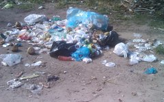 Turistas deixam lixo na Praia de Antunes, em Maragogi