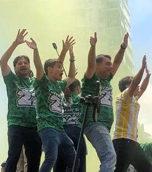 Flávio Bolsonaro participa de ato na Avenida Paulista
