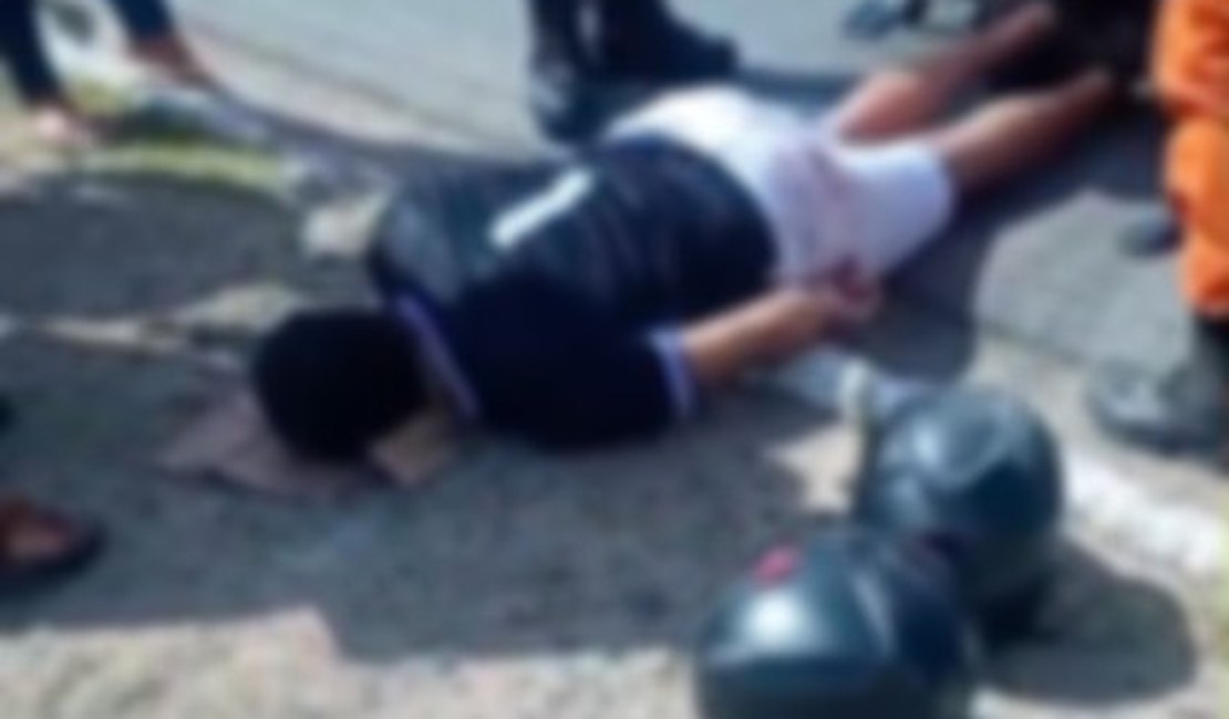 Colisão entre carro, moto e bicicleta deixa duas pessoas feridas em Maceió