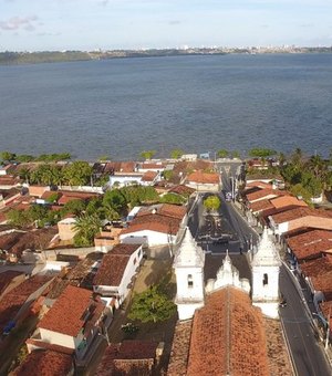 Caminhão derruba poste em Coqueiro Seco e deixa moradores sem energia