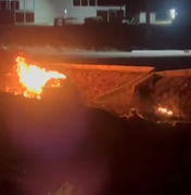 Carro pega fogo após cair de ribanceira na AL-220, no trevo de acesso a Olivença