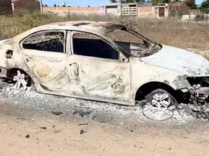 Homens armados invadem oficina, atiram contra carro e ateiam fogo em Delmiro