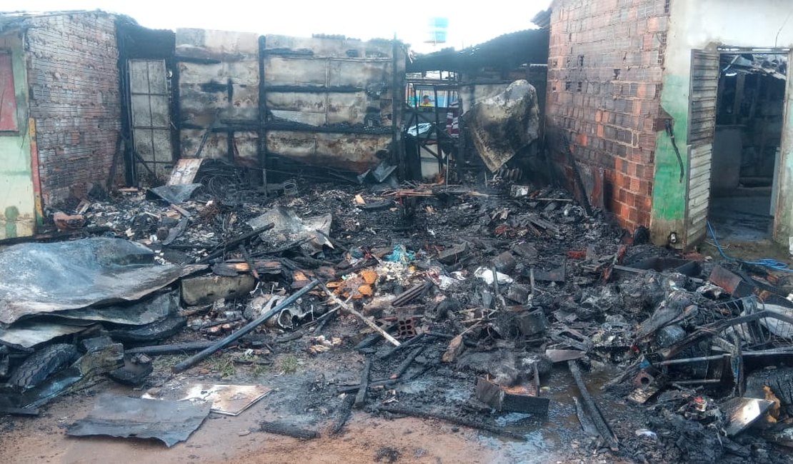 [Vídeo] Incêndio destrói barracas da feira da troca em Arapiraca