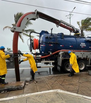 Prefeitura retira entulhos para desobstruir galerias durante as chuvas em Maceió