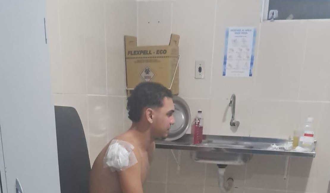 Jovem sofre acidente após passar em buraco na AL-101 Norte em Milagres