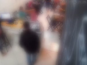 Homem invade pizzaria e rouba clientes no Jacintinho; criança autista estava entre as vítimas