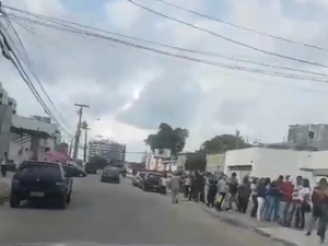 [Vídeo] Maceioenses formam fila quilométrica em busca de emprego