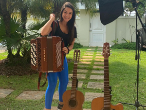 Thais Fersoza leva instrumentos para live de Teló: 'Aqui é sistema bruto'