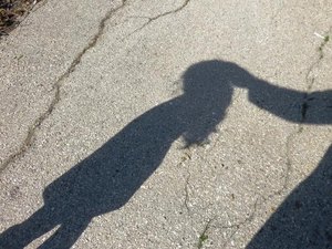 Menina de 10 anos grávida de 5 meses não pode abortar; vizinho é suspeito 