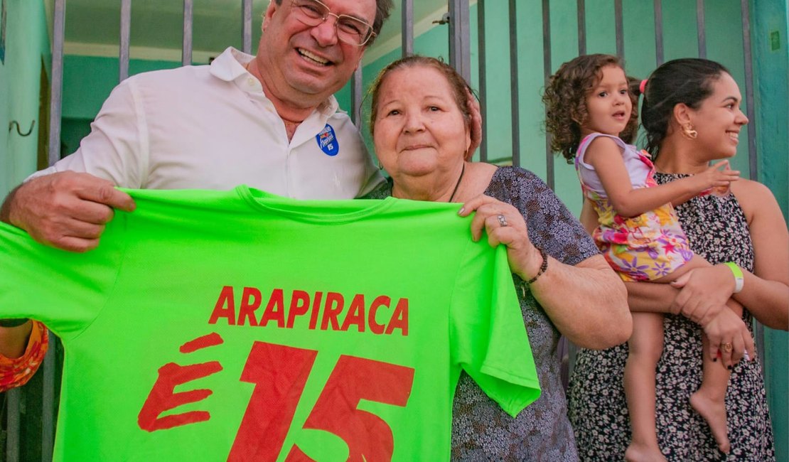 Aposentada guarda com carinho camiseta de campanha de Luciano há 20 anos