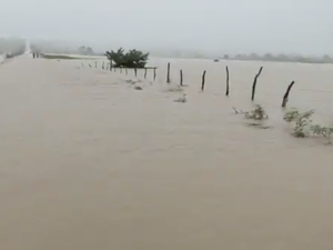 [Vídeo] Rio Boacica transborda e bloqueia estrada de acesso a Igreja Nova