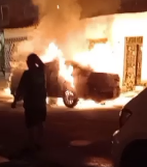 Carro pega fogo na Ponta Grossa após motorista estacionar veículo sobre brasas de fogueira