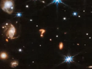 “Ponto de interrogação” cósmico é encontrado em imagem de telescópio da Nasa