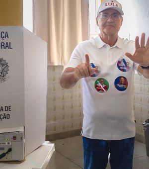 Renan Calheiros, candidato ao Senado, vota em escola de Maceió