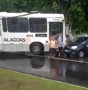 Colisão entre ônibus e carro deixa trânsito lento no bairro Gruta de Lourdes, em Maceió