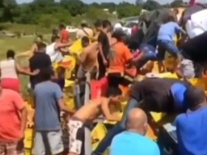 Tombamento de carreta deixa motorista ferido na BR-101 e carga de cerveja é saqueada