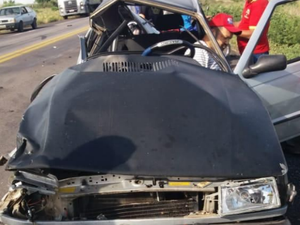 Carros ficam destruídos após colisão frontal no Sertão alagoano