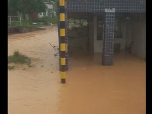 [Vídeo] Lagoa transborda e deixa trânsito lento em Bebedouro