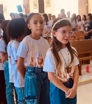 Criança se emociona ao fazer a Primeira Comunhão e comove internautas