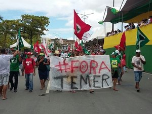 Durante desfile, MST realiza protesto contra  Michel Temer; alunos chamam Governador de golpista