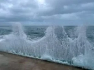 Mulher afirma ter visto Jesus Cristo em onda na praia: “Abençoada”