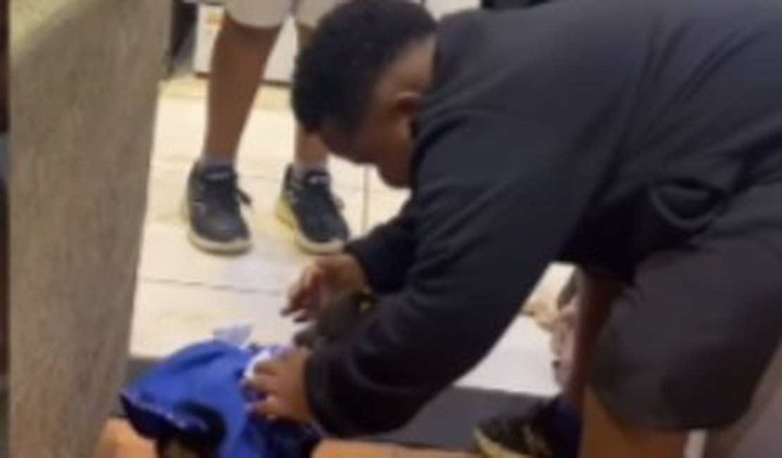 Mãe surpreende os dois filhos com cachorrinha