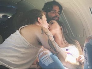 Em jatinho, amigo 'segura vela' em meio a beijo de Whindersson na namorada
