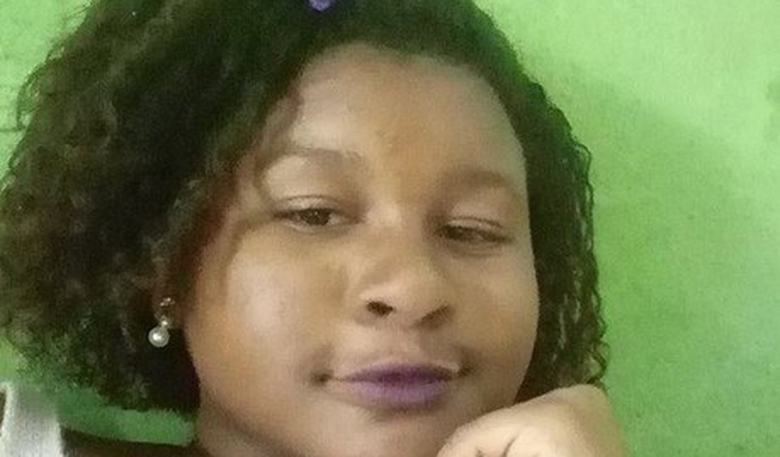 Menina morre horas após aceitar pirulito de desconhecida em trem