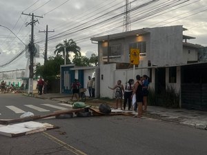 Moradores interditam rua no Jacintinho em protesto contra a falta d’água