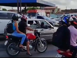 [Vídeo] Colisão entre duas motocicletas deixa uma pessoa ferida na AL-220 em Arapiraca