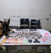 Após fuga de suspeito, Canil da PM apreende drogas em residência no bairro Canafístula