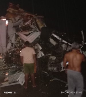 Caminhão colide na traseira de carreta na BR-101 e carga é saqueada em Novo Lino