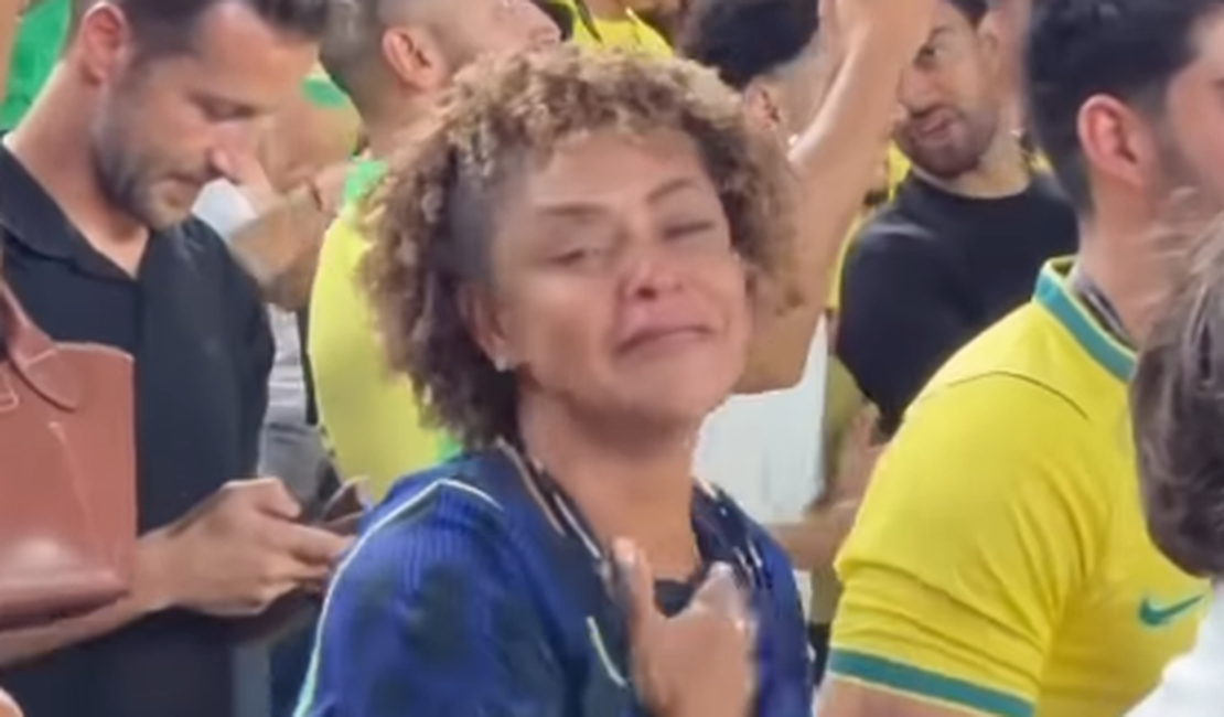 Mãe de Matheus Cunha se emociona nas arquibancadas após dois gols do filho