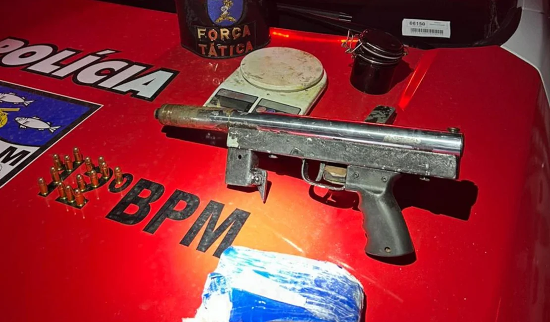 Homem é preso com submetralhadora e drogas dentro de casa na parte alta de Maceió