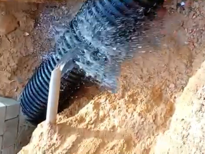 [Vídeo] Moradores denunciam desperdício e falta de água no bairro Massaranduba, em Arapiraca