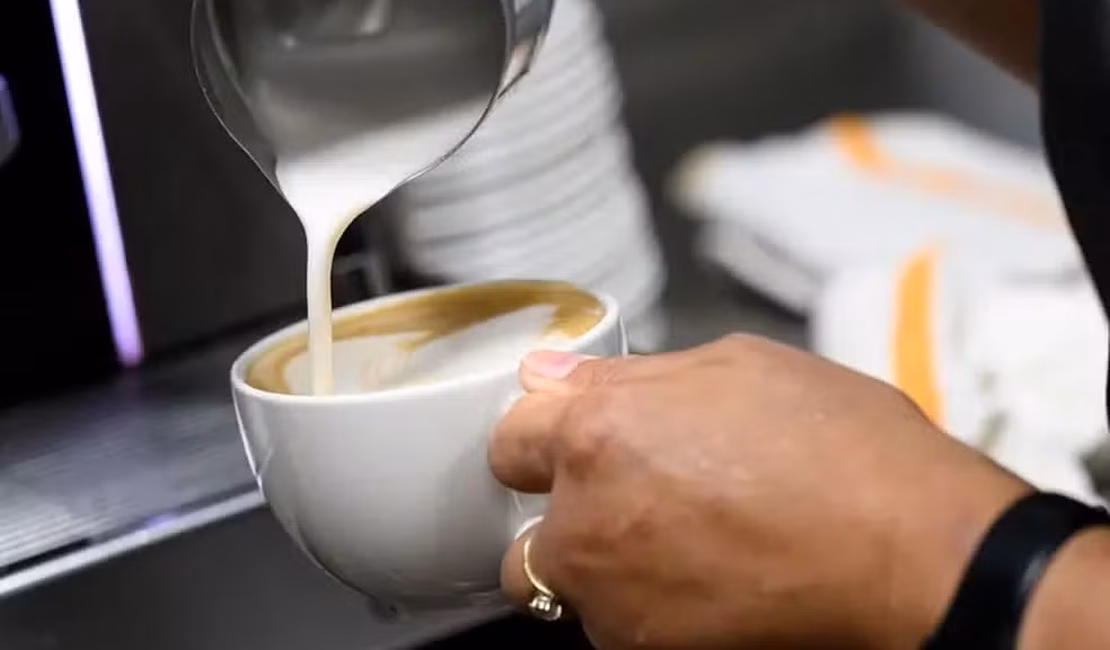 Trump diz a Lula que EUA 'estão sentindo falta' do café brasileiro: o efeito do tarifaço no bolso americano
