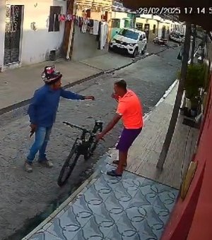 Homem rouba pertences de vítima, atira no meio da rua e assusta moradores no Clima Bom