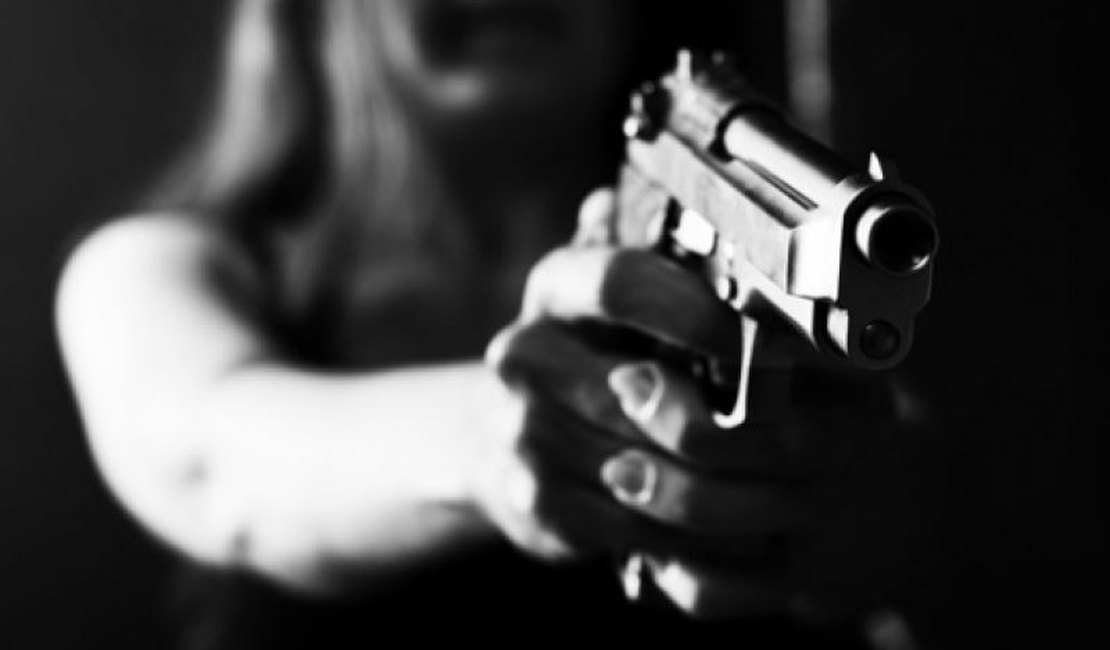 Mulher aciona polícia por ter atirado em companheiro e é presa por porte ilegal de arma em Penedo