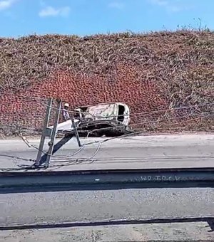 Carro fica totalmente destruído após bater em poste e pegar fogo na Barra de São Miguel