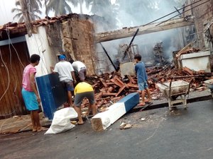 Incêndio durante a madrugada destrói mercadinho em Coruripe 