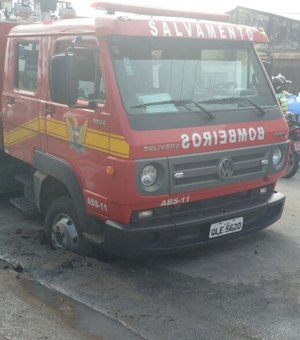 Após cumprir ocorrência, carro do Corpo de Bombeiros 'afunda' no asfalto em Arapiraca