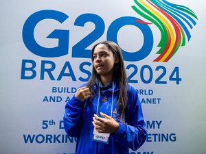 Estudante do Núcleo de Línguas Estrangeiras discursa em inglês no G20