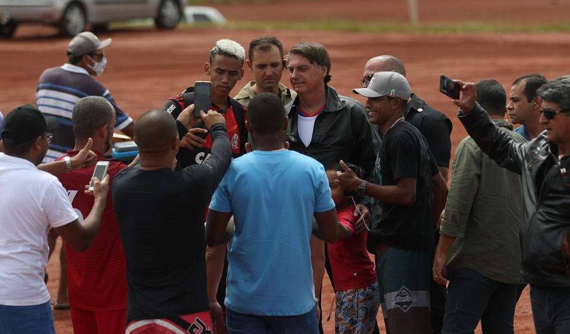 Sem máscara, Bolsonaro faz passeio de moto em Brasília e cumprimenta apoiadores