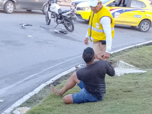 Motociclista embriagado bate em caminhão e é levado à Central de Flagrantes