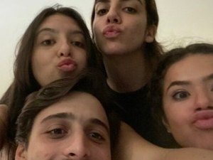 Maisa Silva aparece em foto com amigos após incêndio em apartamento: 'Vivos e juntos'
