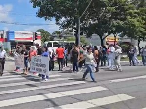 Funcionários do Veredas bloqueiam parte da Av. Fernandes Lima