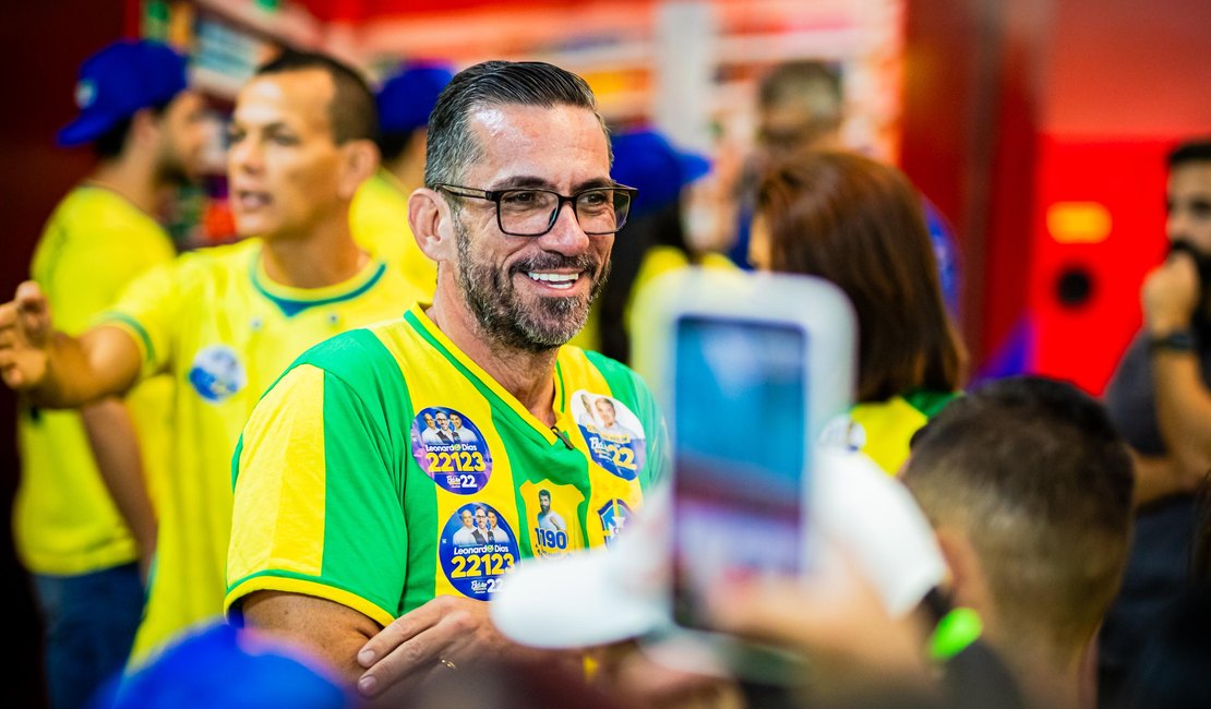 Leonardo Dias e Fabio Costa anunciam adesivaço de inauguração do Pit Stop da Direita